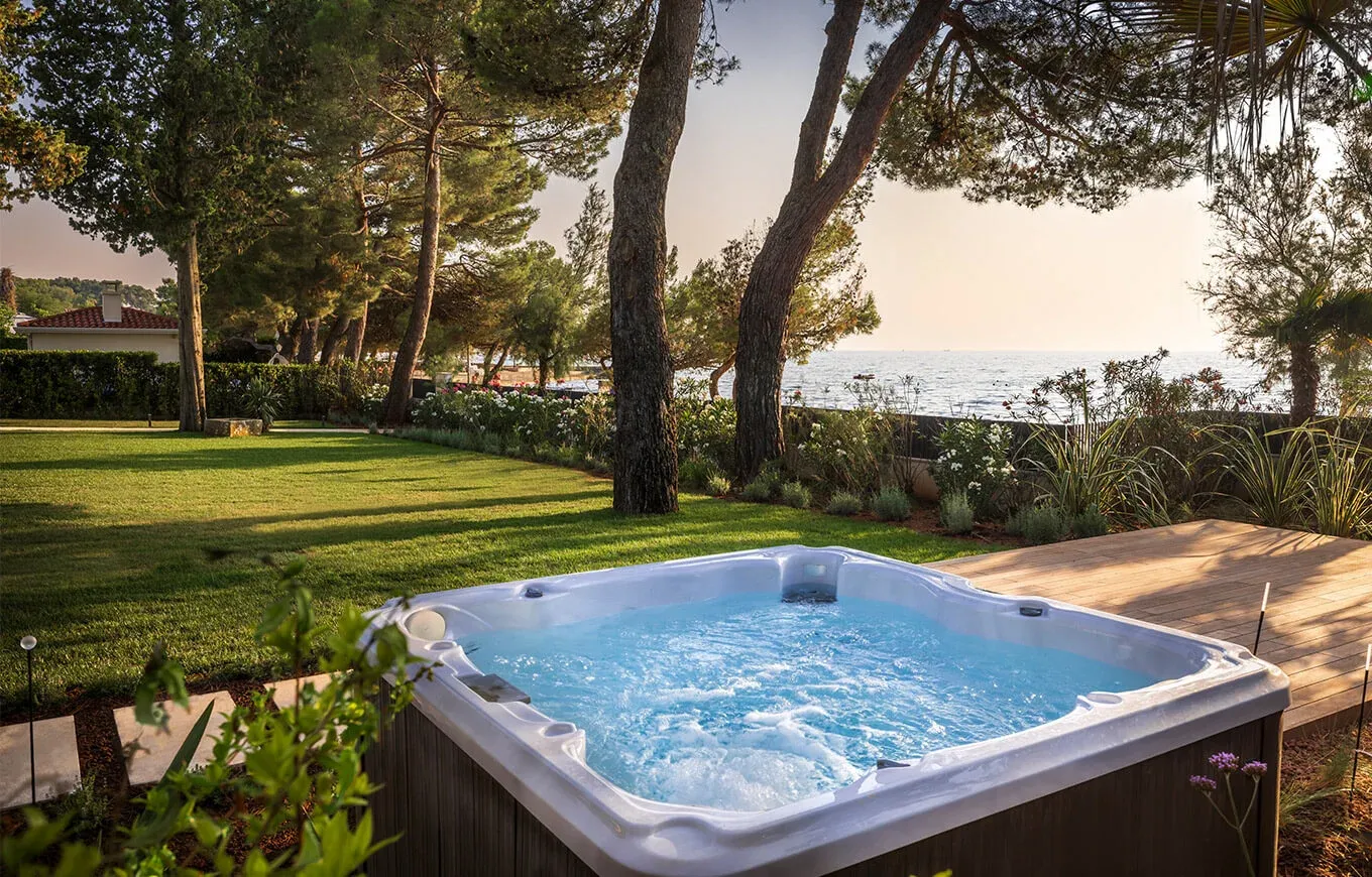 Guest room with private jacuzzi at Pical Beach House